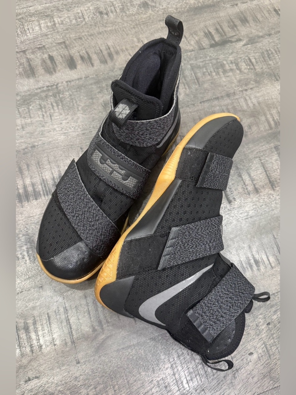 Nike LeBron Soldier 10 GS Black Metallic Dark Gray Size 10 Mens/Use